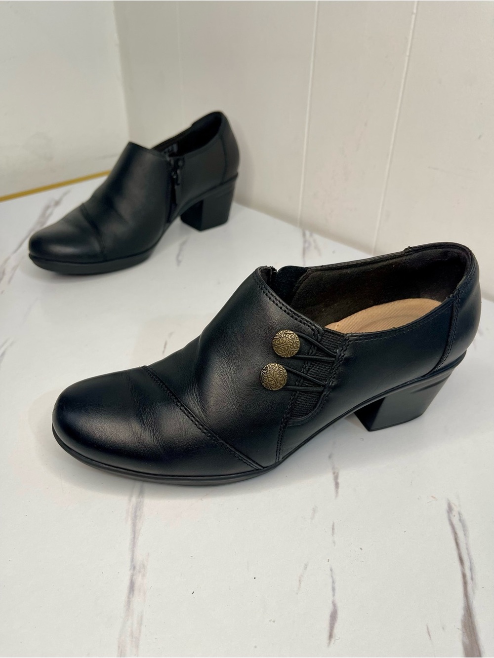 Clarks Black Leather Low Block Heel Slip-On Pumps Sz 7M